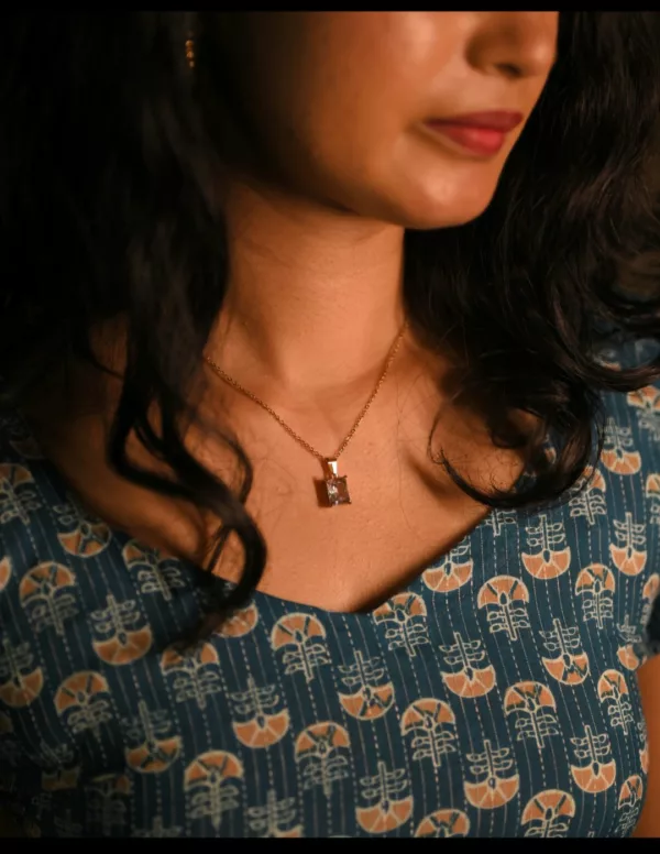 Tanvy Solitaire Necklace - Image 2