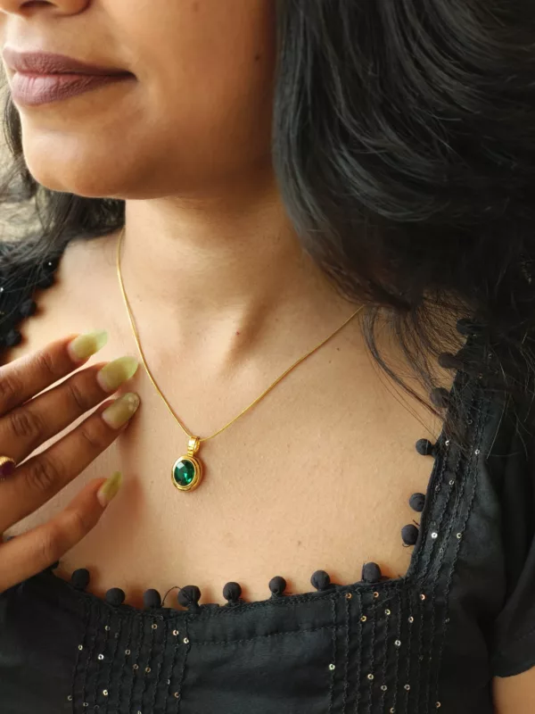 Tanvy Classic Emerald Pendant Necklace - Image 4