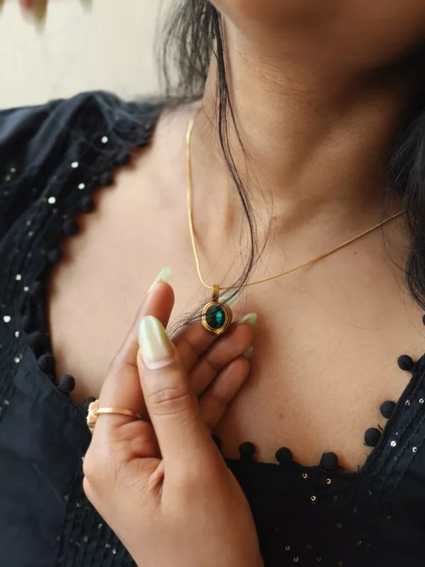 Tanvy Classic Emerald Pendant Necklace - Image 3