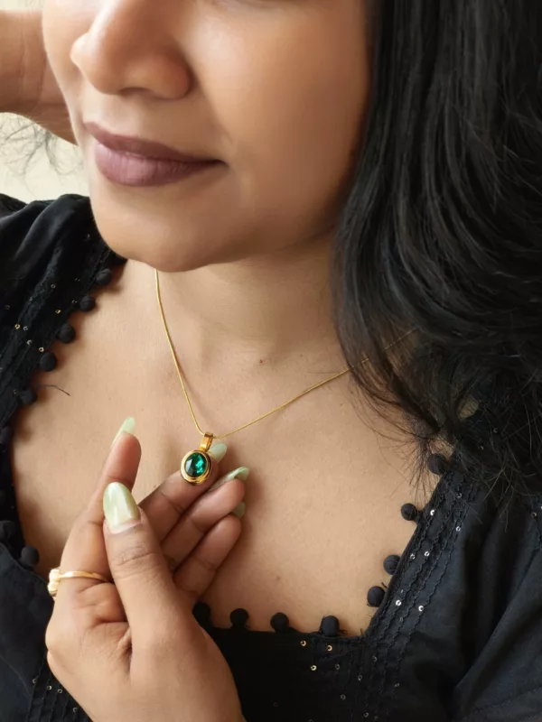 Tanvy Classic Emerald Pendant Necklace